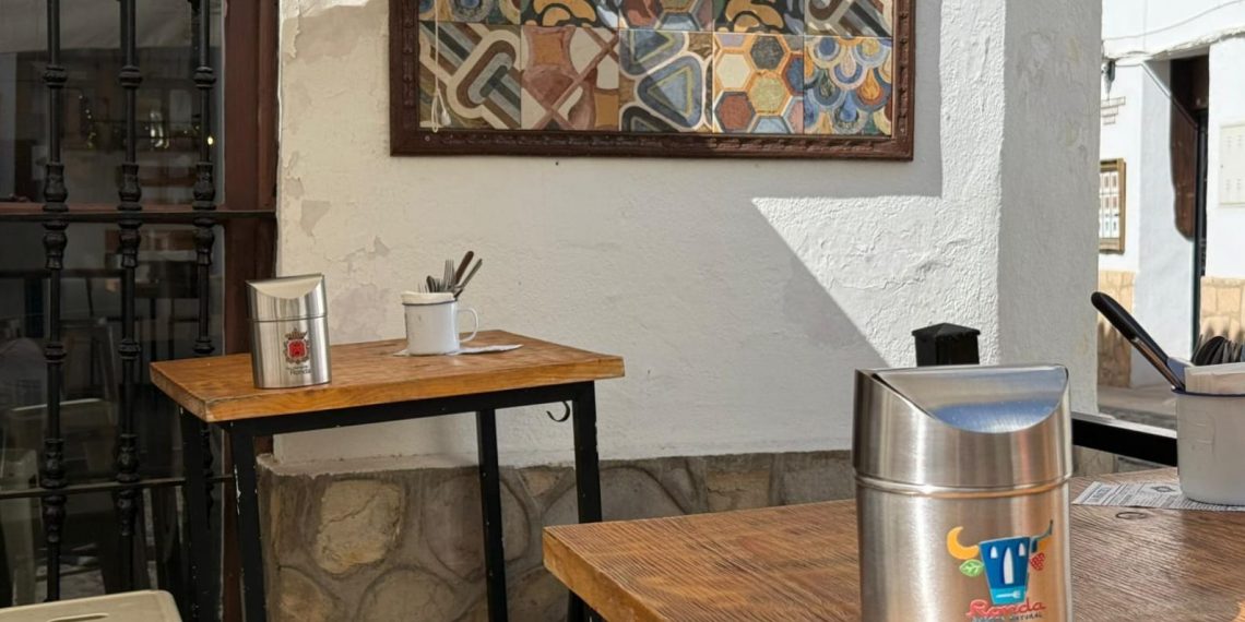 El Ayuntamiento de Ronda inicia una campaña de reparto de recipientes para depositar los residuos en las mesas de las terrazas
