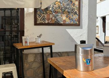 El Ayuntamiento de Ronda inicia una campaña de reparto de recipientes para depositar los residuos en las mesas de las terrazas