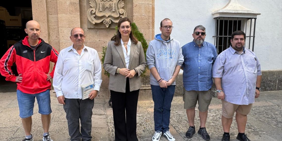 Ronda conmemora el Día Mundial de la Salud Mental con la lectura de un manifiesto que muestra el apoyo y el compromiso con los enfermos