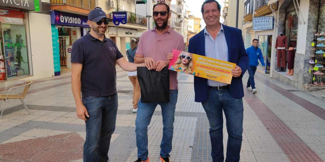 EL GANADOR DEL SORTEO «EL VERANAZO DE APYMER» DISFRUTA DE UNA EXPERIENCIA DE COMPRAS ÚNICA EN EL COMERCIO LOCAL DE RONDA