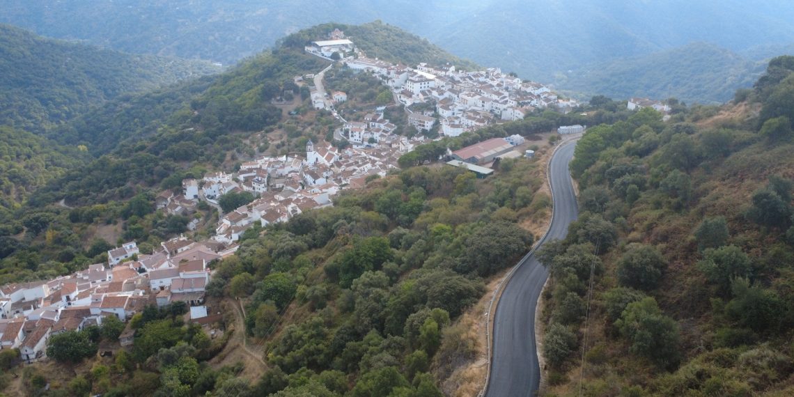 ASFALTAN LA CARRETERA MA-8303 DE ACCESO A BENARRABÁ