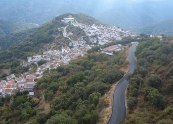 ASFALTAN LA CARRETERA MA-8303 DE ACCESO A BENARRABÁ