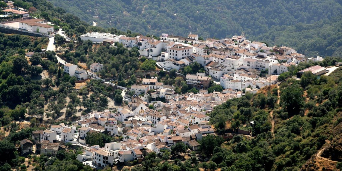 La Diputación financia con un millón de euros una red de calor en Benarrabá para que el municipio siga avanzando en su autosuficiencia energética
