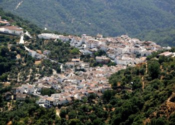 La Diputación financia con un millón de euros una red de calor en Benarrabá para que el municipio siga avanzando en su autosuficiencia energética