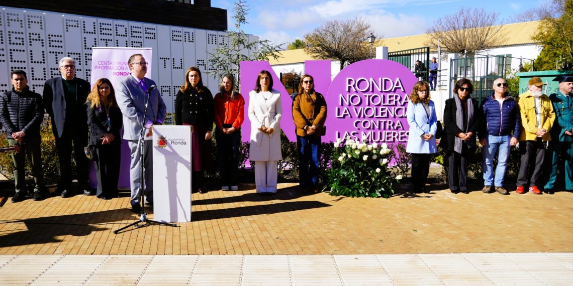 Ronda conmemora el 25 N con un emotivo acto que ha recordado a las mujeres asesinadas por sus parejas o ex parejas