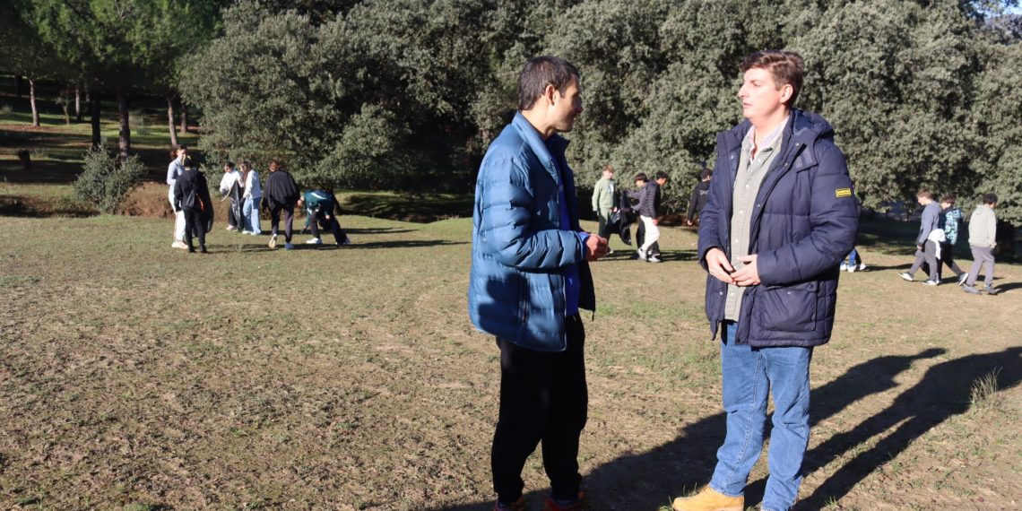 Medio Ambiente acompaña a estudiantes del IES Rodríguez Delgado en una nueva recogida de basura en el Parque Periurbano