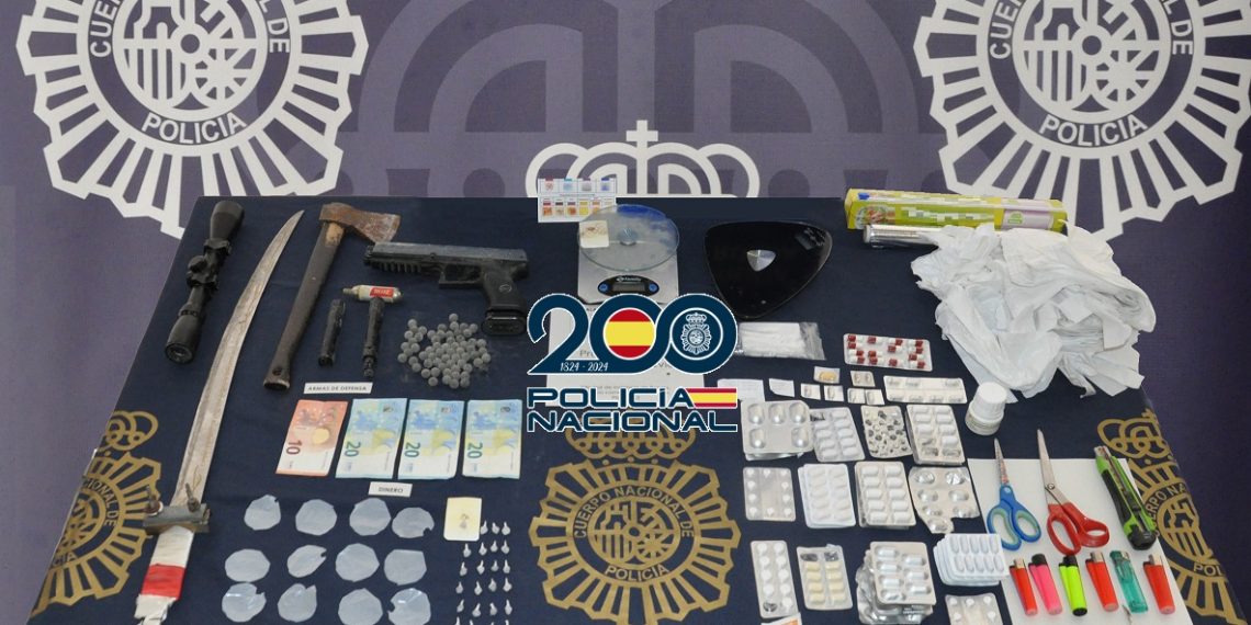 La Policía Nacional desarticula un punto de venta de drogas en R onda y detiene a tres personas