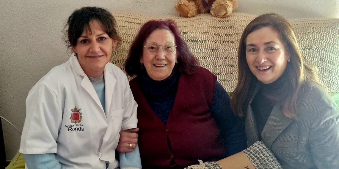 Derechos Sociales comienza la entrega de obsequios a los usuarios del servicio Atención a Domicilio y Dependencia