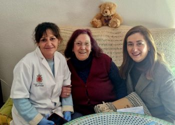 Derechos Sociales comienza la entrega de obsequios a los usuarios del servicio Atención a Domicilio y Dependencia