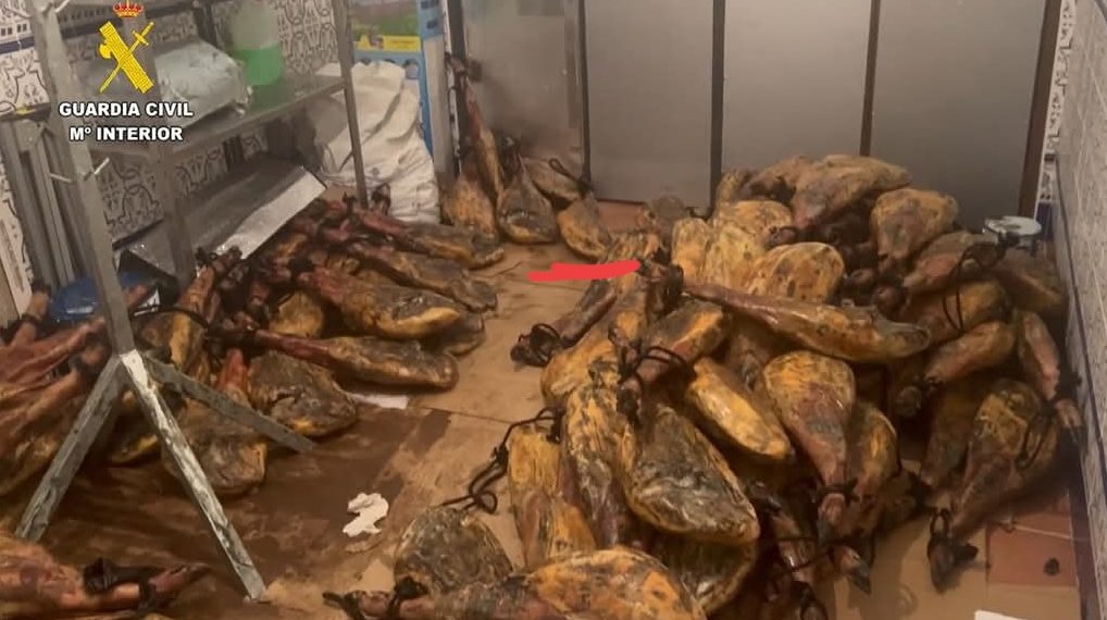 La Guardia Civil desarticula una banda de ladrones que robó jamones por valor de 200.000 euros en Faraján