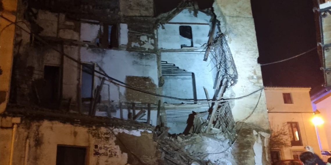 El derrumbe de un inmueble abandonado en Ronda, por los efectos del temporal, provoca del desalojo de seis vecinos