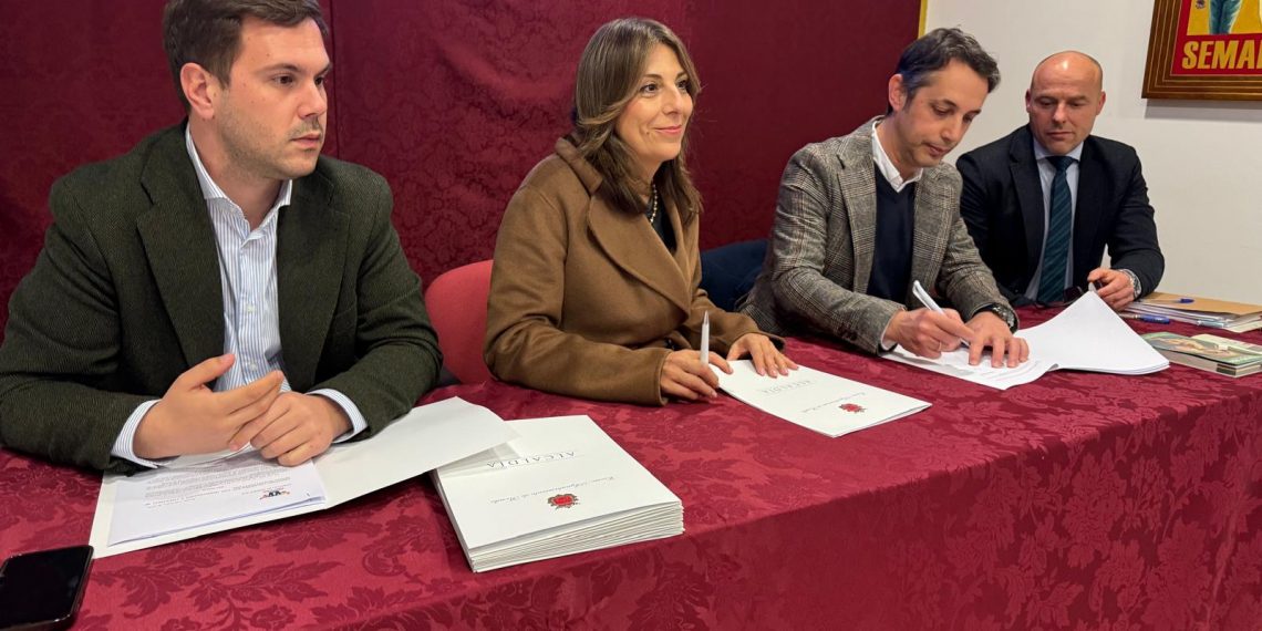 Turismo de Ronda entrega por quinto año ayudas económicas a todas las hermandades de Pasión y Gloria de la ciudad