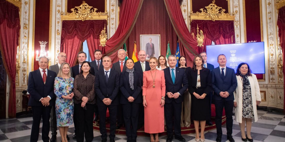 La alcaldesa de Ronda recoge la Medalla de la Provincia de Cádiz por la acogida de los vecinos de Grazalema