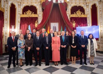 La alcaldesa de Ronda recoge la Medalla de la Provincia de Cádiz por la acogida de los vecinos de Grazalema