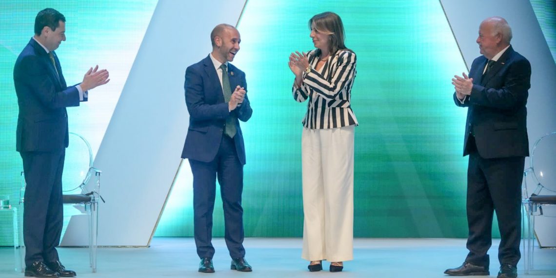 La Junta reconoce a la alcaldesa de Ronda en el Día de Andalucía por la acogida de los vecinos de Grazalema desalojados de sus viviendas por el temporal