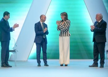 La Junta reconoce a la alcaldesa de Ronda en el Día de Andalucía por la acogida de los vecinos de Grazalema desalojados de sus viviendas por el temporal