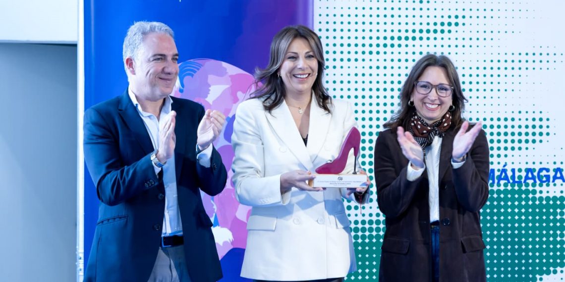 El PP de Málaga reconoce a la alcaldesa de Ronda en el 8M por la acogida de los vecinos desalojados de Grazalema y Benaoján