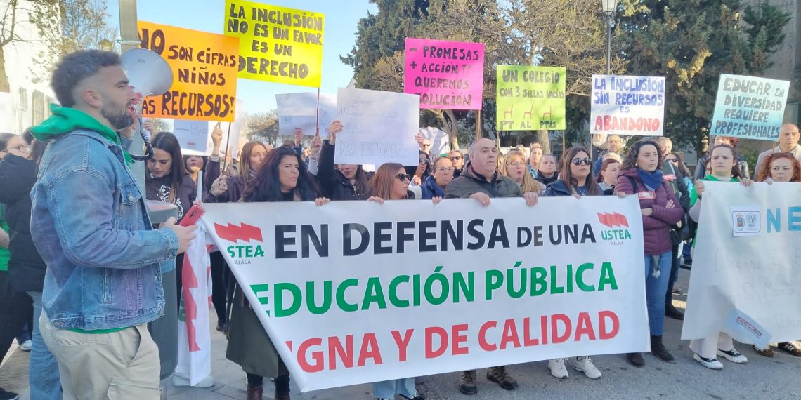 Familias del colegio Miguel de Cervantes se concentran a las puertas del centro en demandad de más recursos para los alumnos de necesidades educativas especiales
