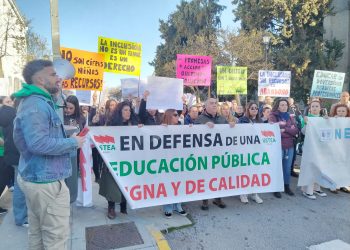 Familias del colegio Miguel de Cervantes se concentran a las puertas del centro en demandad de más recursos para los alumnos de necesidades educativas especiales