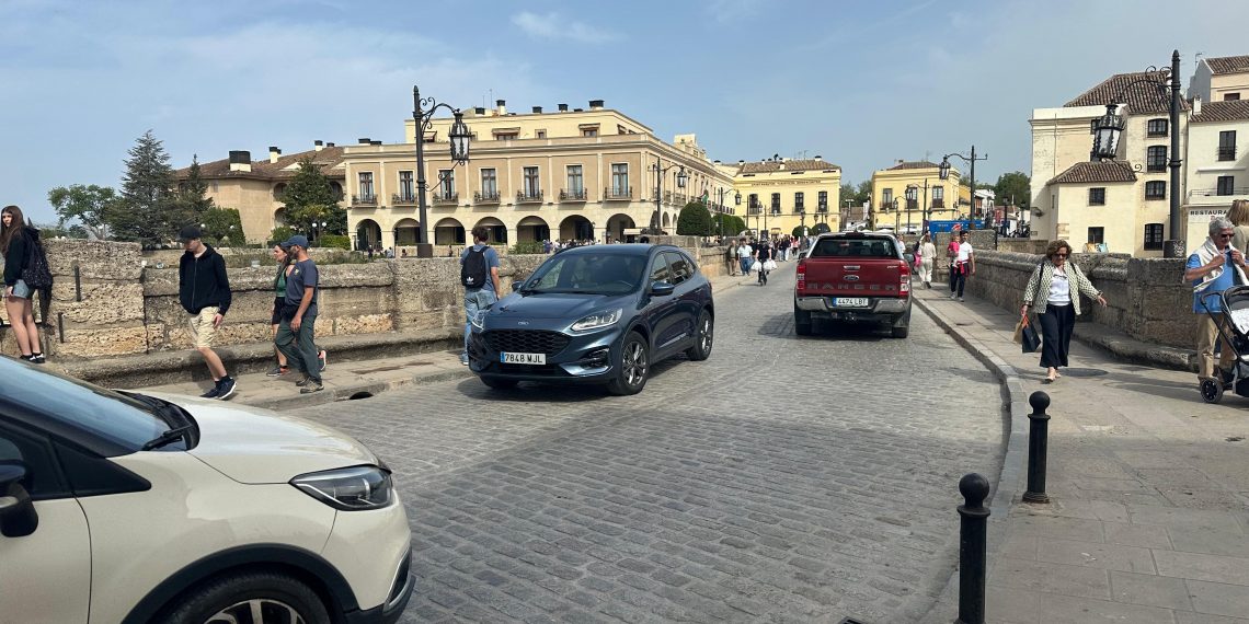 La nueva regulación del tráfico reduce en 3.000 vehículos diarios el paso por el Puente Nuevo