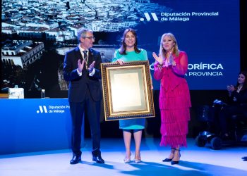 La alcaldesa de Ronda recoge la distinción a la ciudad de la Diputación de Málaga, por la acogida de los vecinos de Grazalema