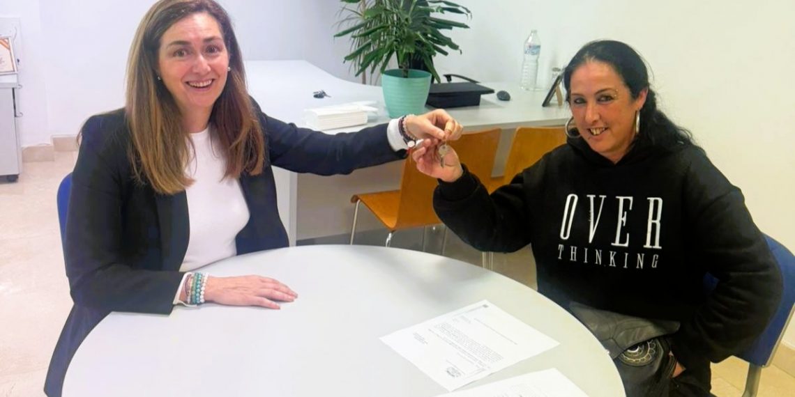 El Ayuntamiento de Ronda entrega una vivienda accesible a una joven con tetraplejia