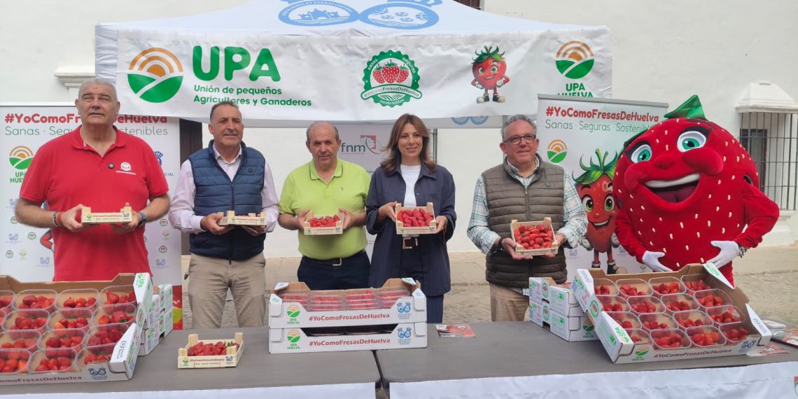 UPA Andalucía lleva las fresas de Huelva aRonda, cuna del andalucismo, como símbolo de identidad, unión y orgullo del territorio andaluz