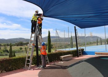 El Ayuntamiento vuelve a colocar en ocho parques infantiles de toda la ciudad toldos para dar sombra durante los meses de más calor