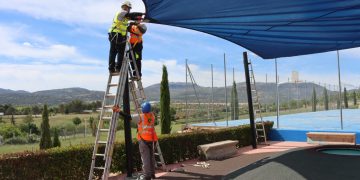 El Ayuntamiento vuelve a colocar en ocho parques infantiles de toda la ciudad toldos para dar sombra durante los meses de más calor