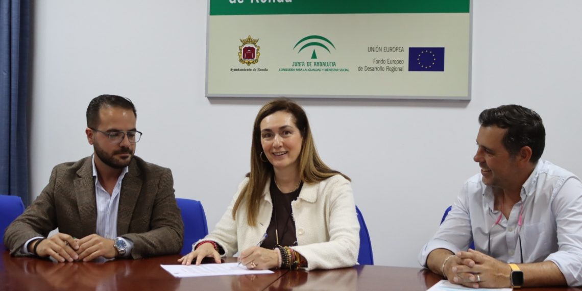 El Ayuntamiento y el colegio ‘Sagrado Corazón’ de la fundación ‘Spínola’ firman un convenio para crear un voluntariado que combata la soledad no deseada
