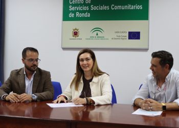 El Ayuntamiento y el colegio ‘Sagrado Corazón’ de la fundación ‘Spínola’ firman un convenio para crear un voluntariado que combata la soledad no deseada
