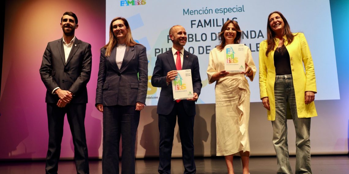 Loles López subraya el papel de todos losmodelos de familia: “Son escuelas de valores ypilar fundamental de Andalucía”
