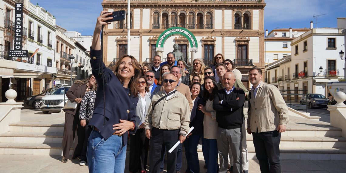 “El 17 de mayo tenemos que elegir si volver al caos y la corrupción en Andalucía o seguir creciendo bajo la estabilidad de Juanma Moreno”