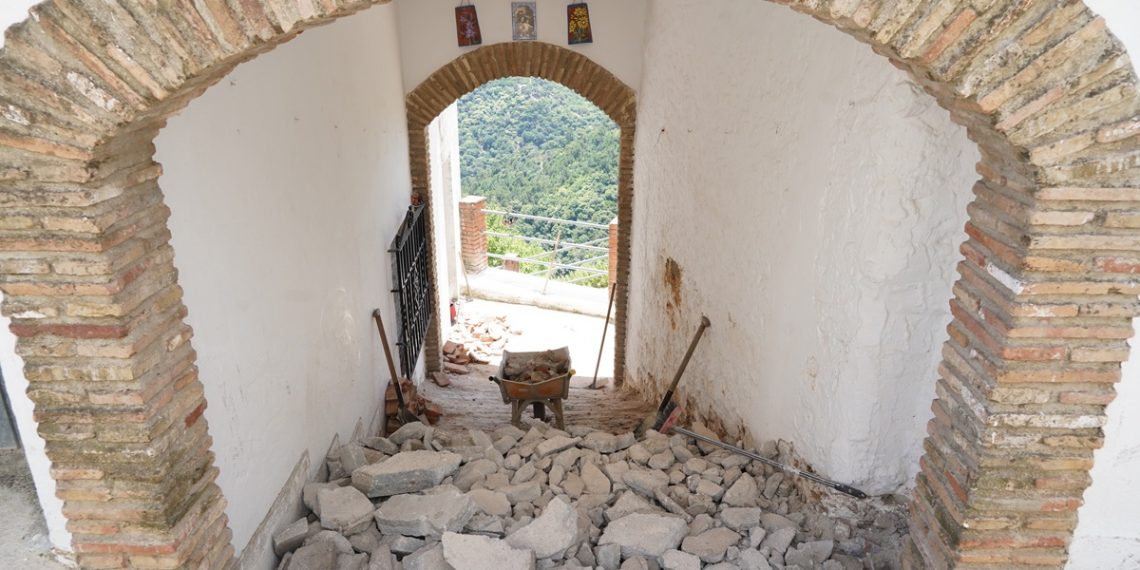 ALGATOCÍN REALIZA MEJORAS EN EL ACCESO A UN EDIFICIO PÚBLICO