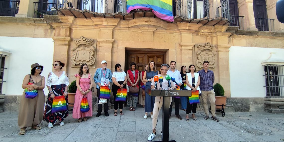 El Ayuntamiento de Ronda organiza la lectura de un manifiesto por el día del orgullo LGTBI donde defiende los derechos, la tolerancia y el respeto