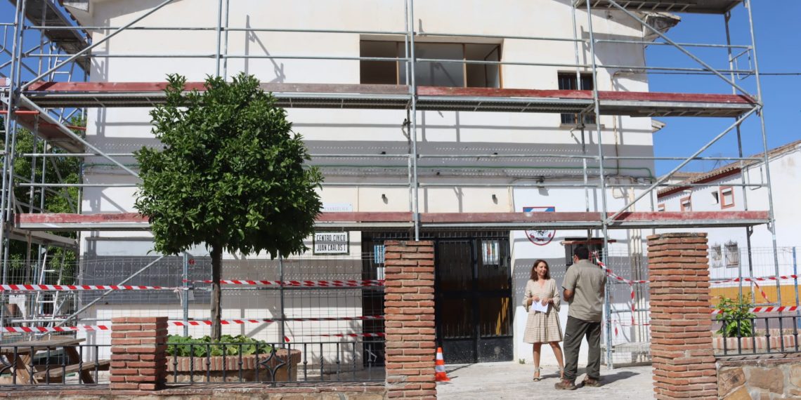 El Ayuntamiento inicia las obras de reparación de la cubierta del Centro Cívico Juan Carlos I de la barriada Padre Jesús