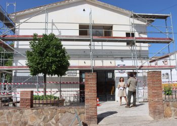 El Ayuntamiento inicia las obras de reparación de la cubierta del Centro Cívico Juan Carlos I de la barriada Padre Jesús
