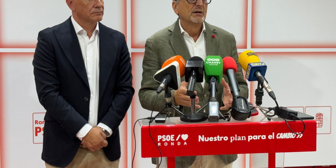 El PSOE exige a Juanma Moreno que actúe ante la apertura de juicio oral contra la alcaldesa de Ronda