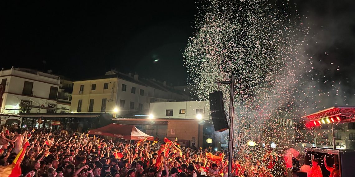 Más de 1.500 personas celebran en Ronda la victoria de España en el Mundial de Fútbol