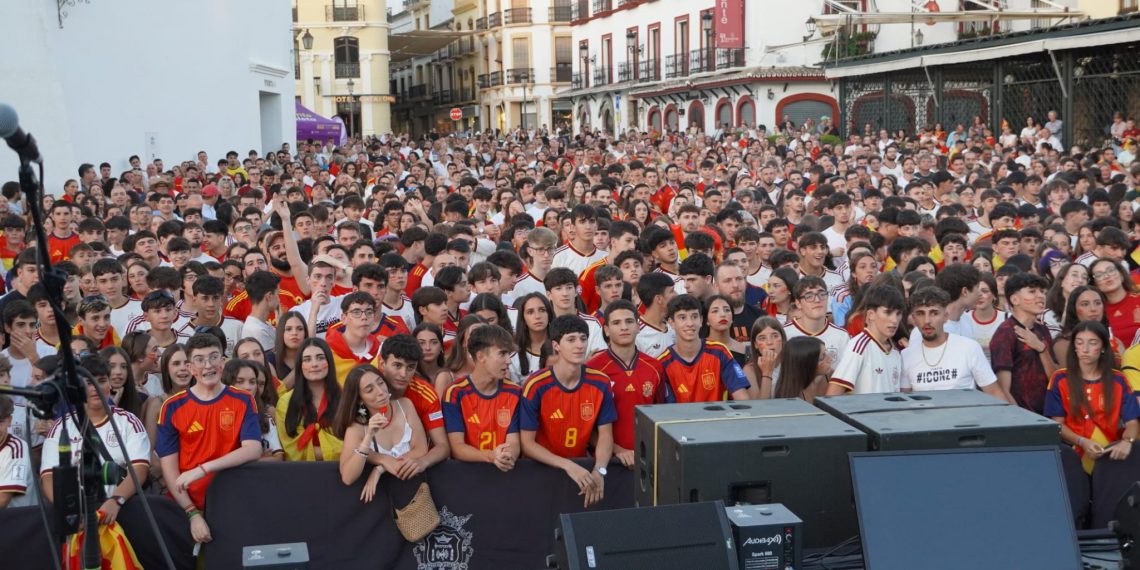Cientos de personas llenan el centro de Ronda en la Noche en Blanco 2026