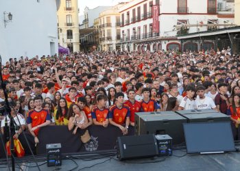 Cientos de personas llenan el centro de Ronda en la Noche en Blanco 2026