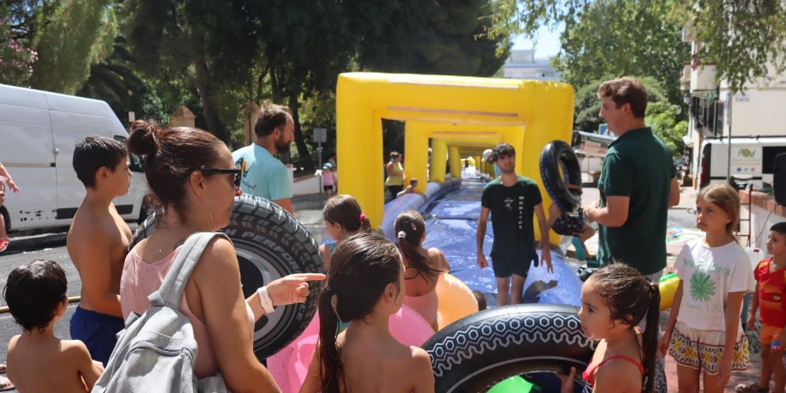 Gran éxito del tobogán acuático dentro programa Verano Joven 2026 del Ayuntamiento de Ronda