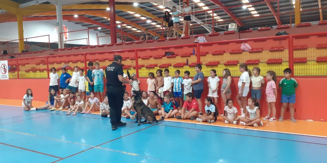 La Unidad Canina de la Policía Local de Ronda realiza una exhibición para los participantes en las Colonias Deportivas de Verano