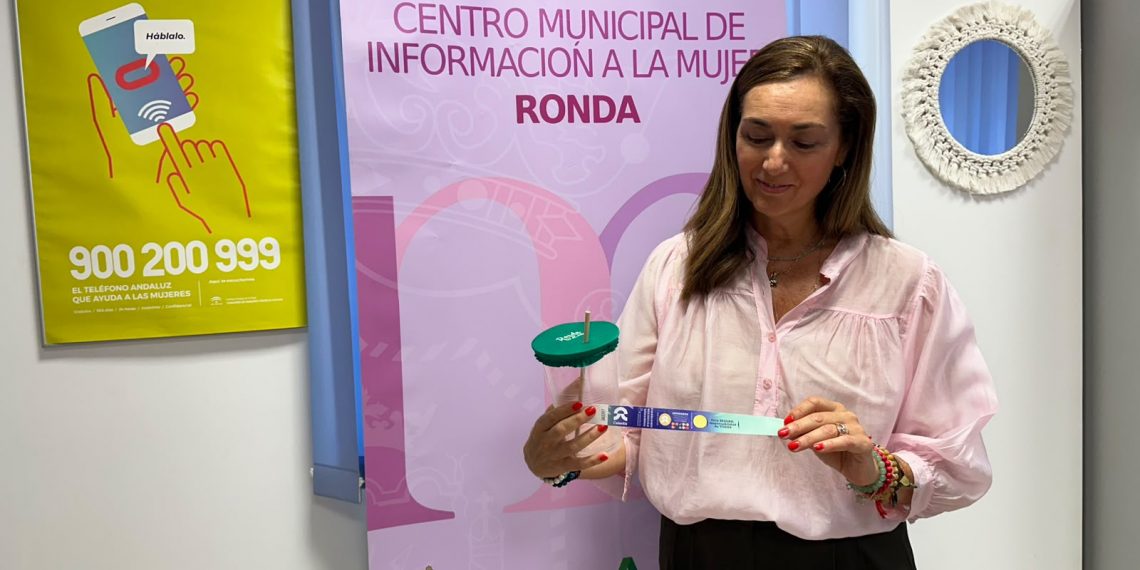 El ‘Punto Violeta’ repartirá en la Feria de Ronda un millar de pulseras para que las mujeres detecten si se han vertido sustancias químicas en las bebidas