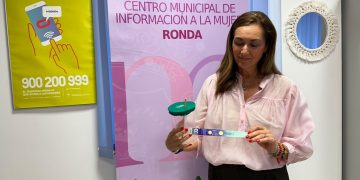 El ‘Punto Violeta’ repartirá en la Feria de Ronda un millar de pulseras para que las mujeres detecten si se han vertido sustancias químicas en las bebidas